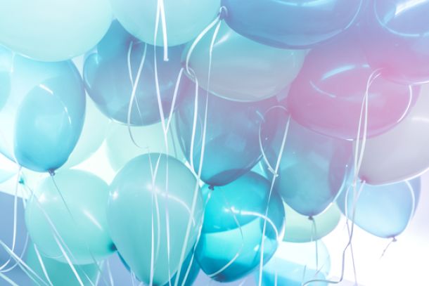 Traube blauer Latexballons mit Helium gefüllt