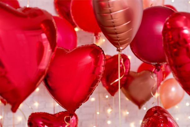 Rote Helium Ballons in Herzform