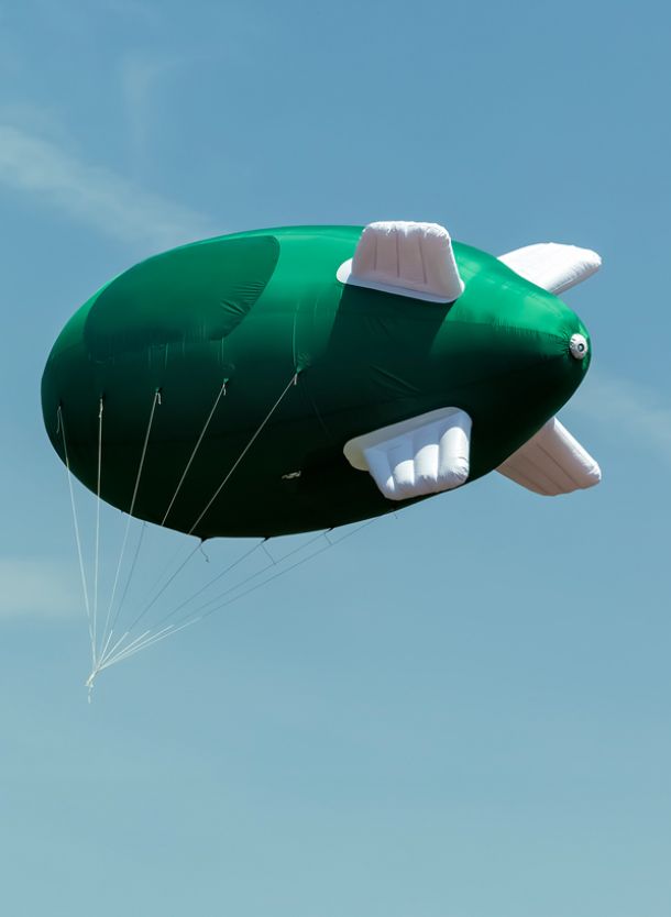 Grüner Zeppelin Riesenballon mit Helium gefüllt im Himmel